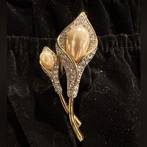 Vintage gold/rhinestone/Pearl brooch